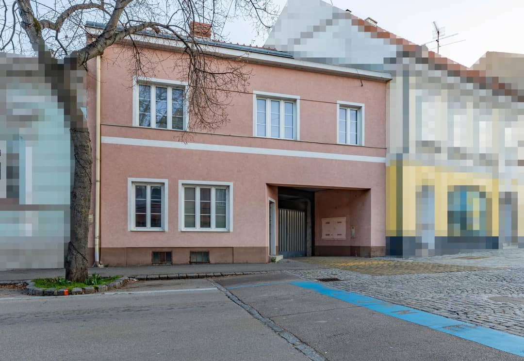 Stadthaus direkt am Hollabrunner Hauptplatz mit 2 Garagen - ideal zum Wohnen & für gewerbliche Nutzungen!