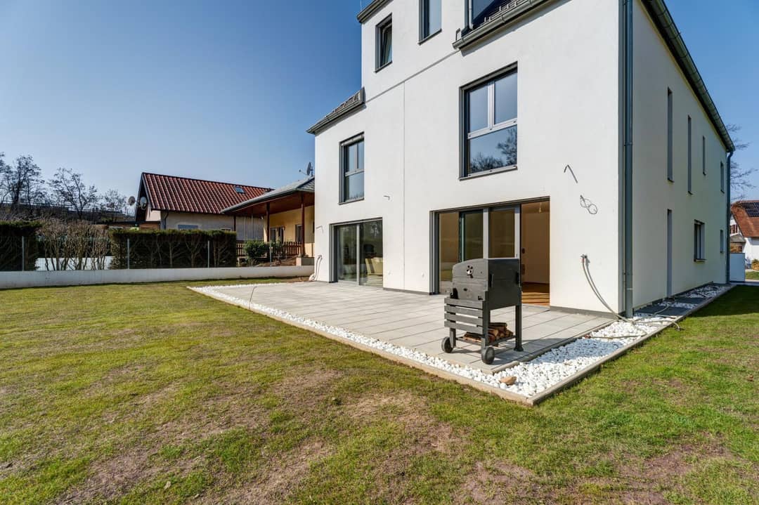 Moderne Doppelhaushälfte in Sierndorf: 158 m², Terrasse & Kamin
