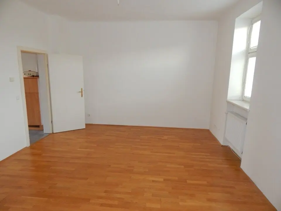 Apartment near rail with balcony and parking
