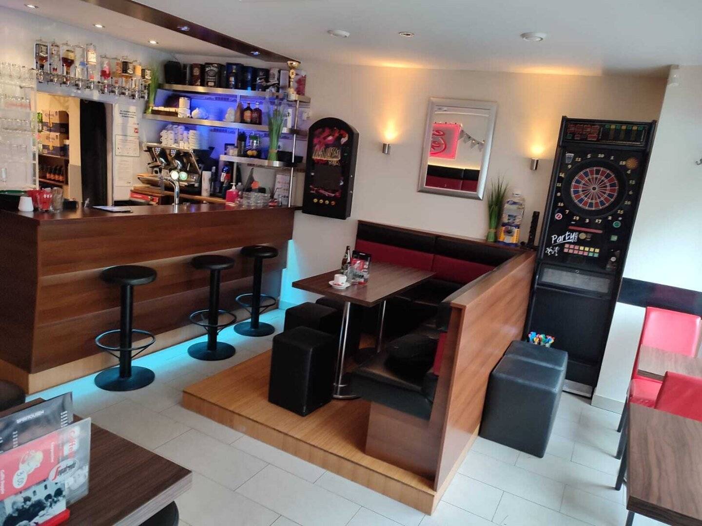 Café in 1150 Wien mit Schanigarten und großer Catering-Küche