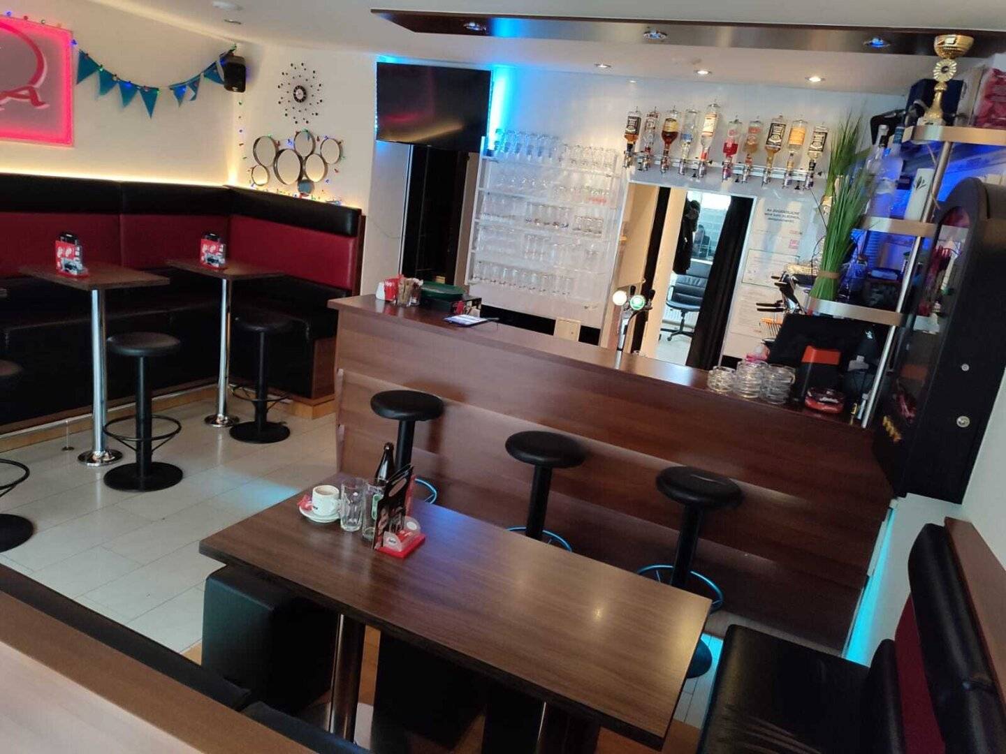 Café in 1150 Wien mit Schanigarten und großer Catering-Küche