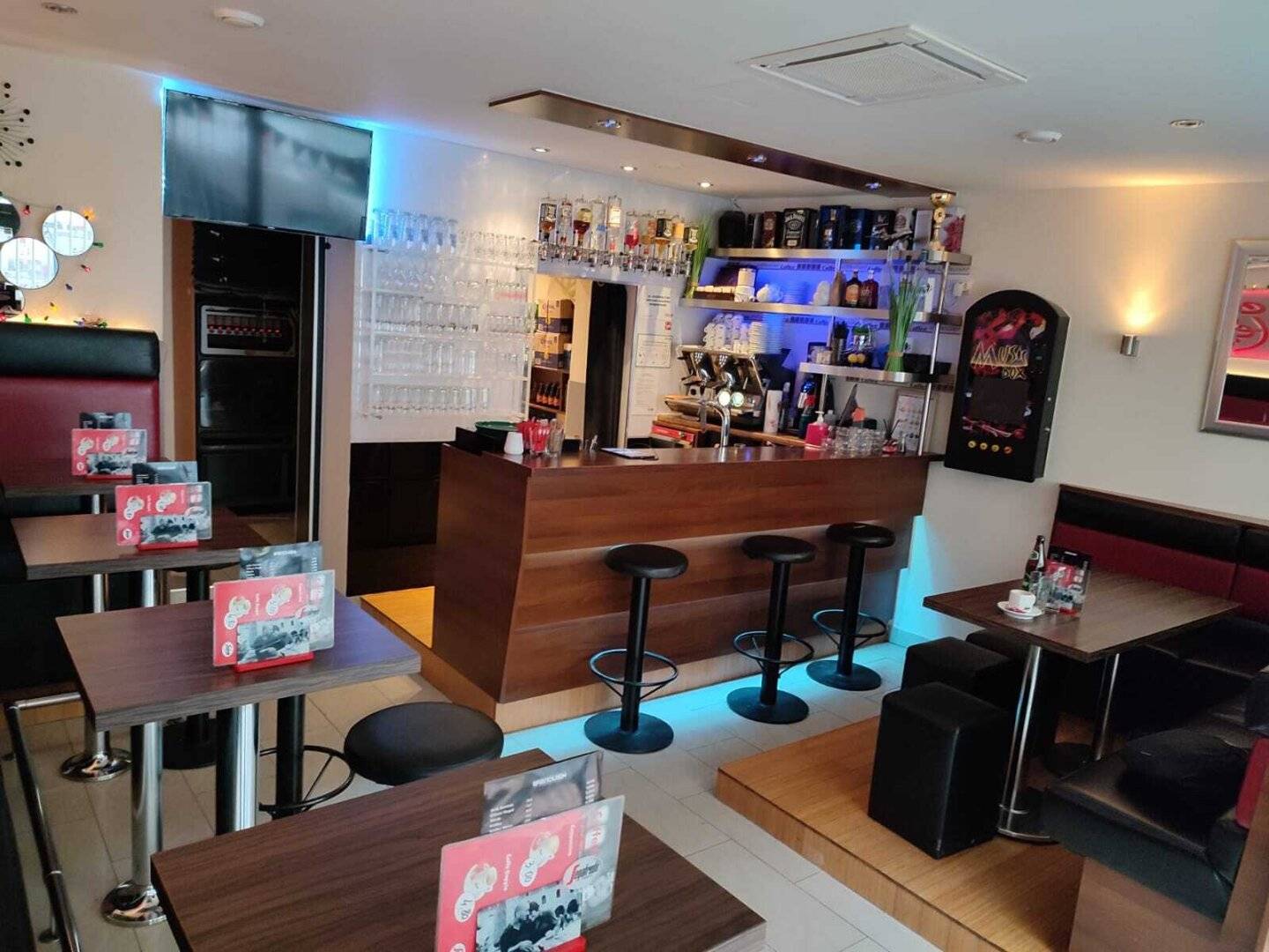 Café in 1150 Wien mit Schanigarten und großer Catering-Küche