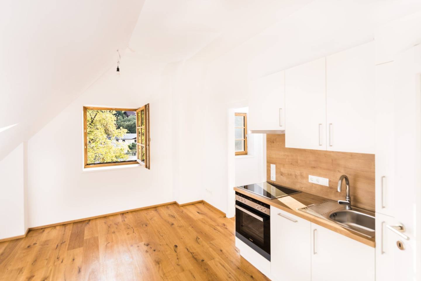 Neubauwohnung mit Balkon und Blick ins Grüne