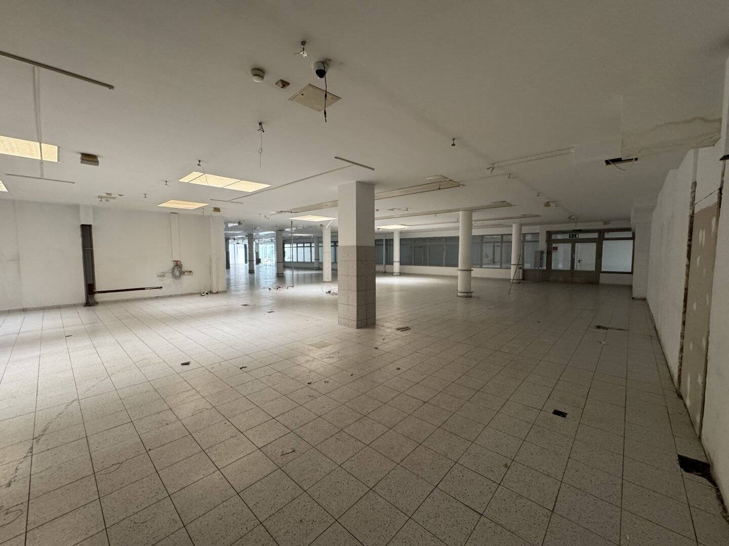 Large commercial space in a good location in Linz! View now! INQUIRIES NOW!
