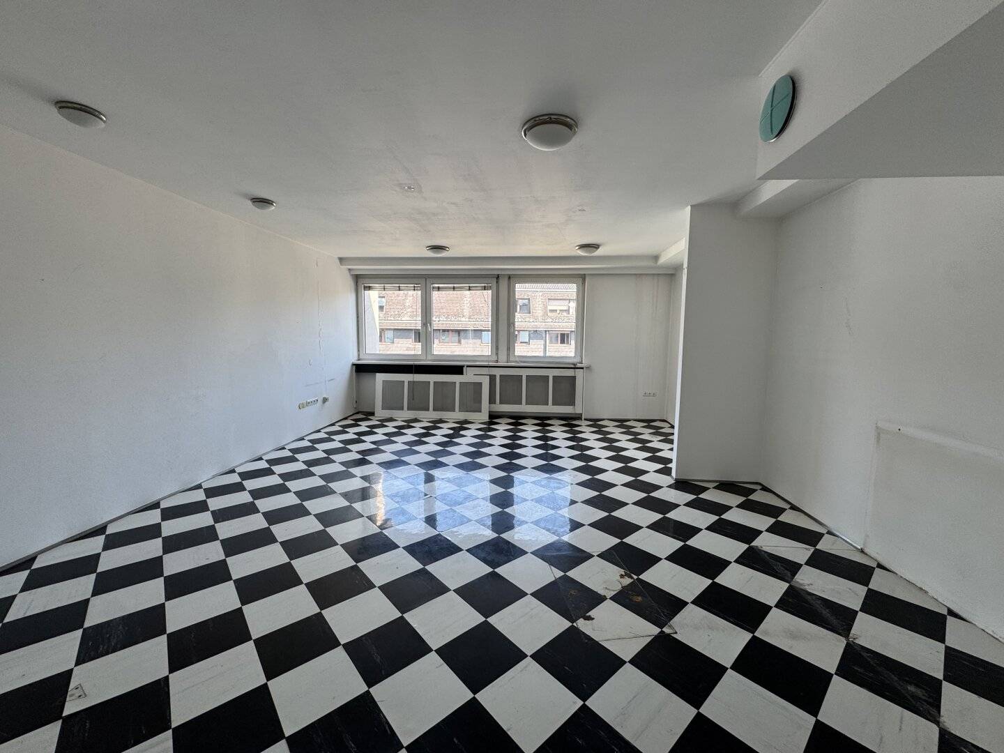 Top commercial space in Linz high traffic location near Hauptbahnhof