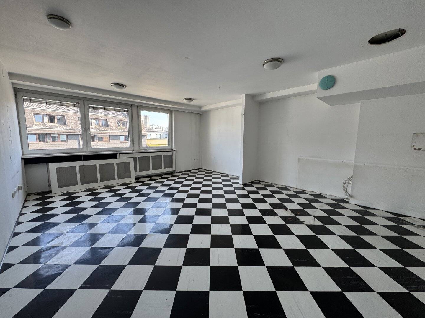 Top commercial space in Linz high traffic location near Hauptbahnhof