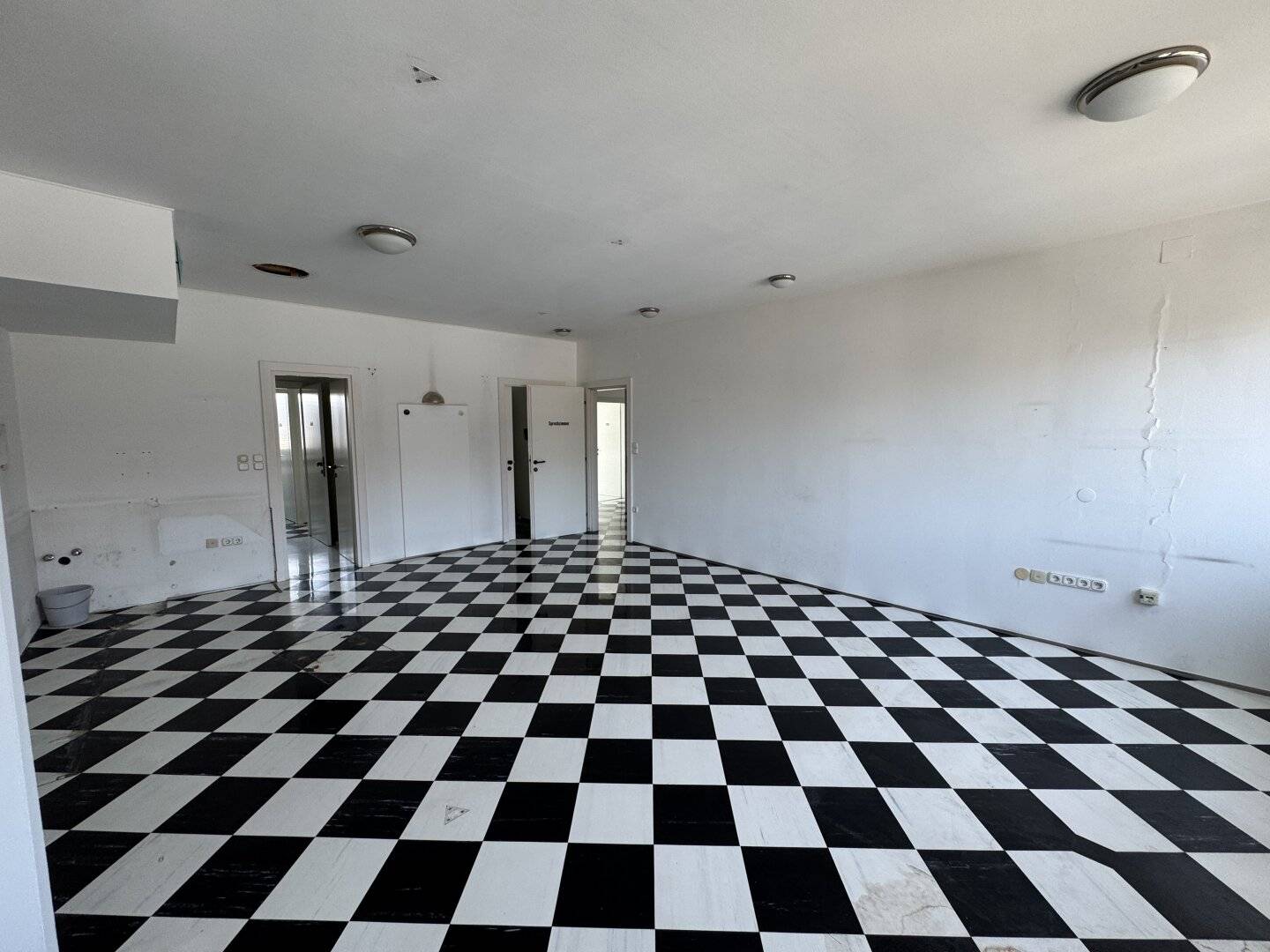 Top commercial space in Linz high traffic location near Hauptbahnhof