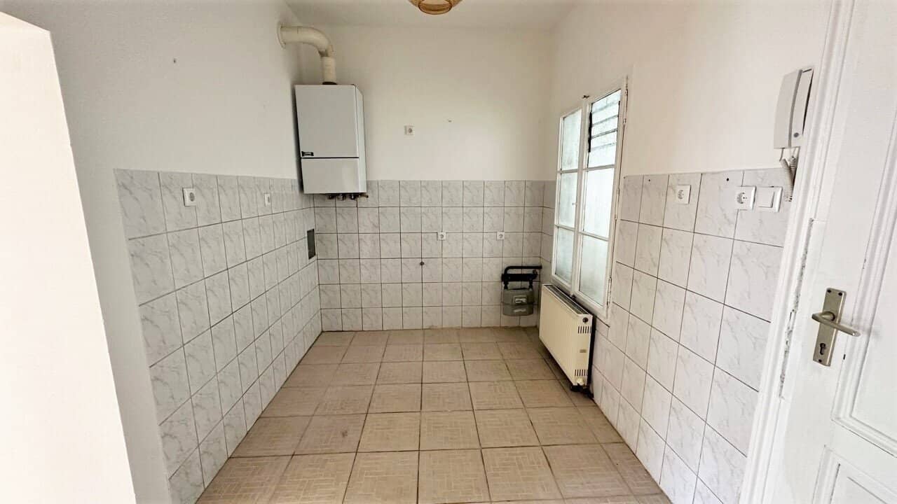 Apartment in a renovated old building near U4