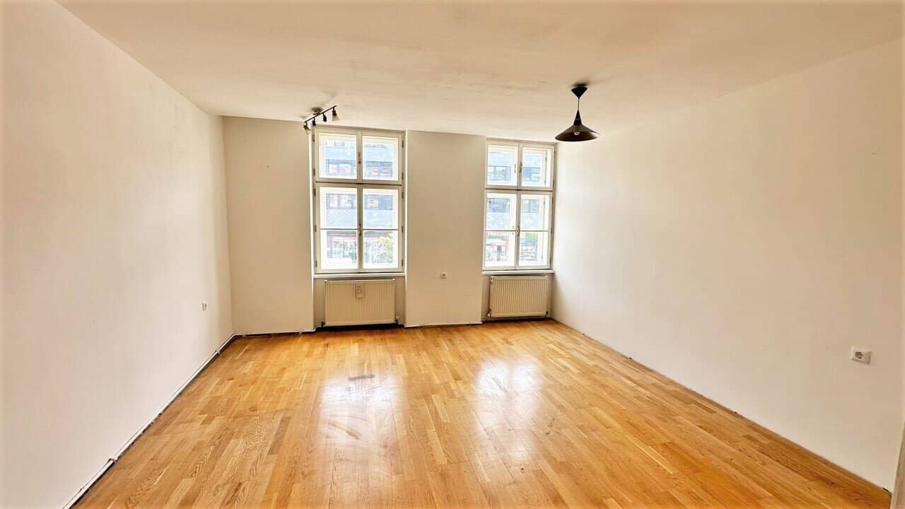 Apartment in a renovated old building near U4