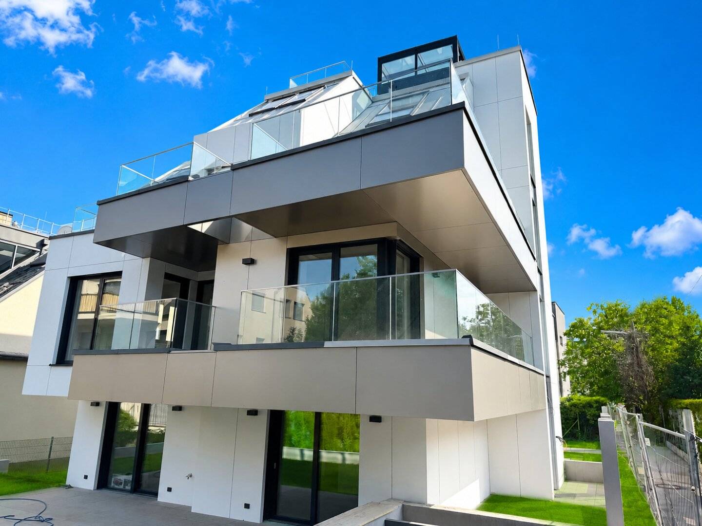 THE PEARLE SIEVERING! LUXURY HIGH END LIVING WITH VIENNA VIEW & BIG GARAGE!
