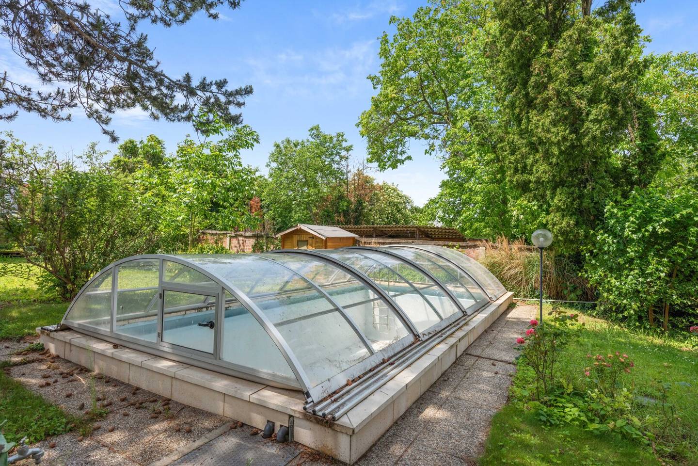 Old Girl Seeks Dream Princes - Villa for 1,000 and 1 Night in Bad Pirawarth? (note: keep original title)