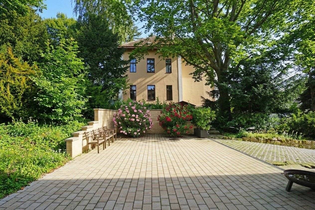 Wienerwald-Villa on a spacious plot in the center of Pressbaum