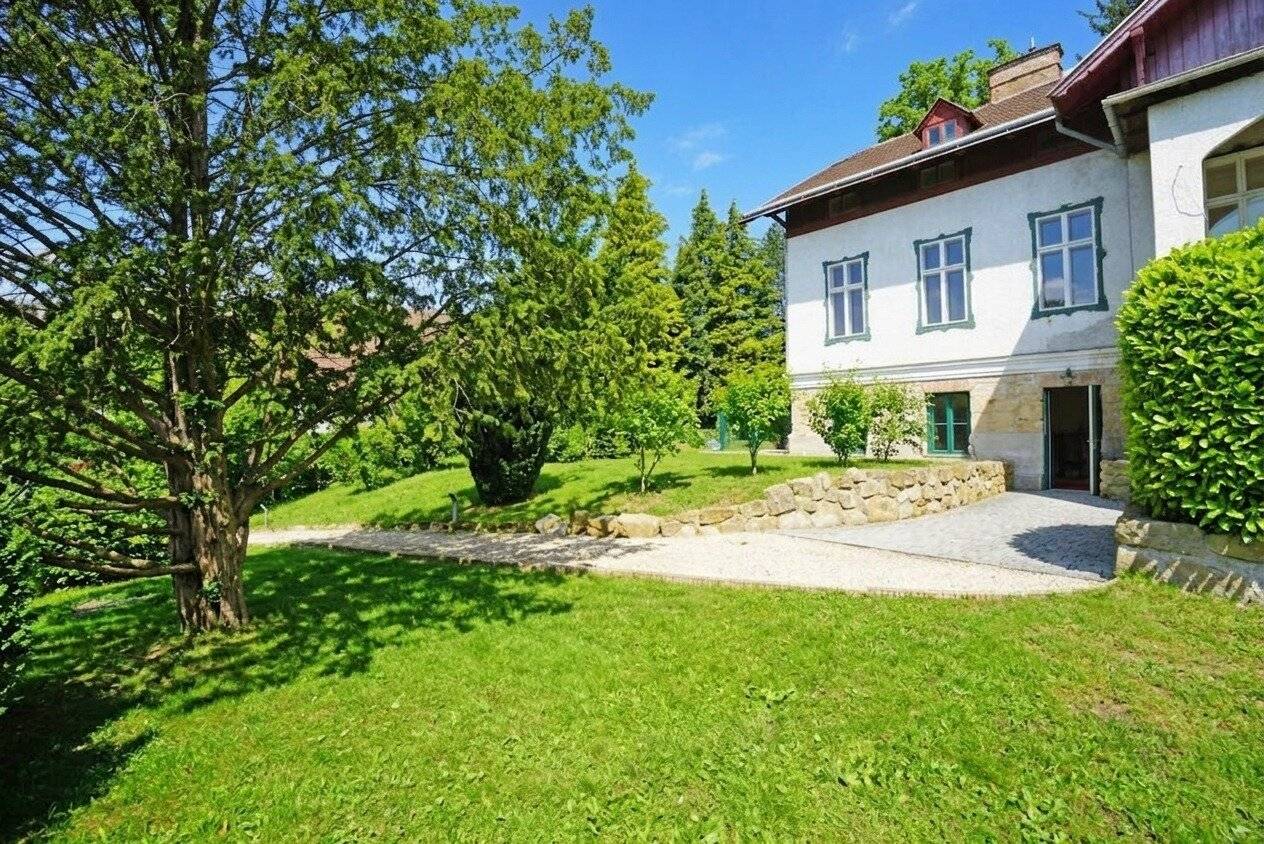 Wienerwald-Villa on a spacious plot in the center of Pressbaum