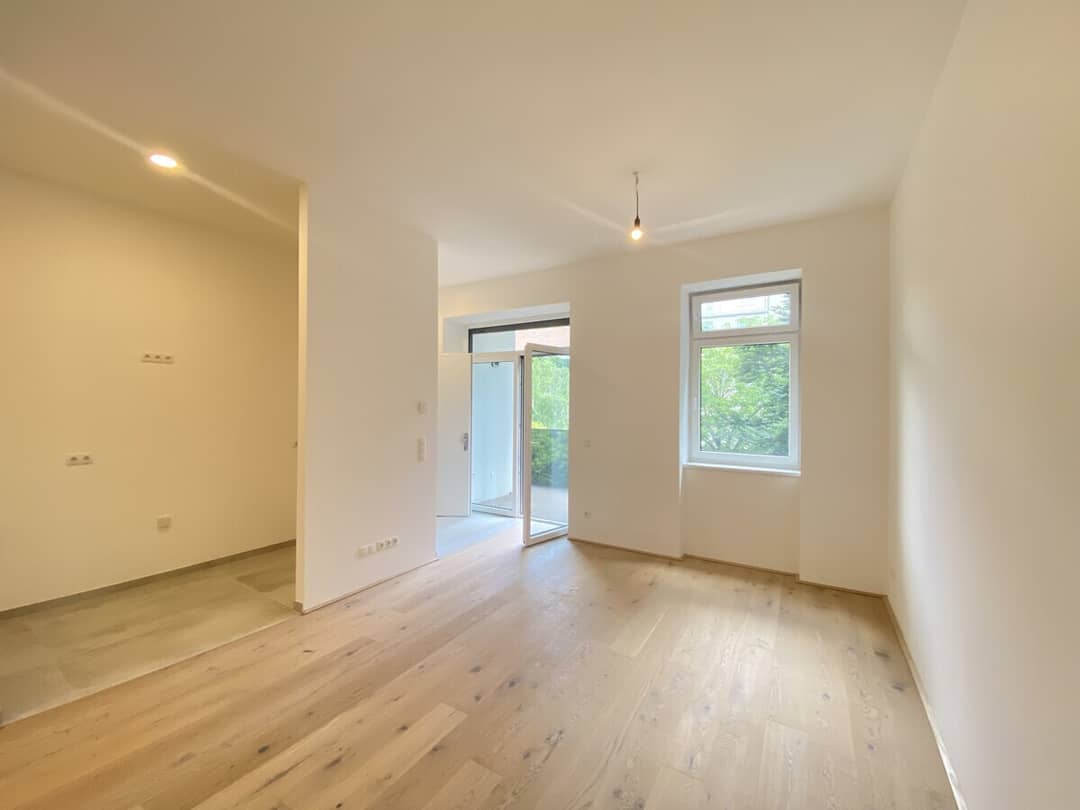 Wohnesszimmer mit Nische für Küche und Balkon
