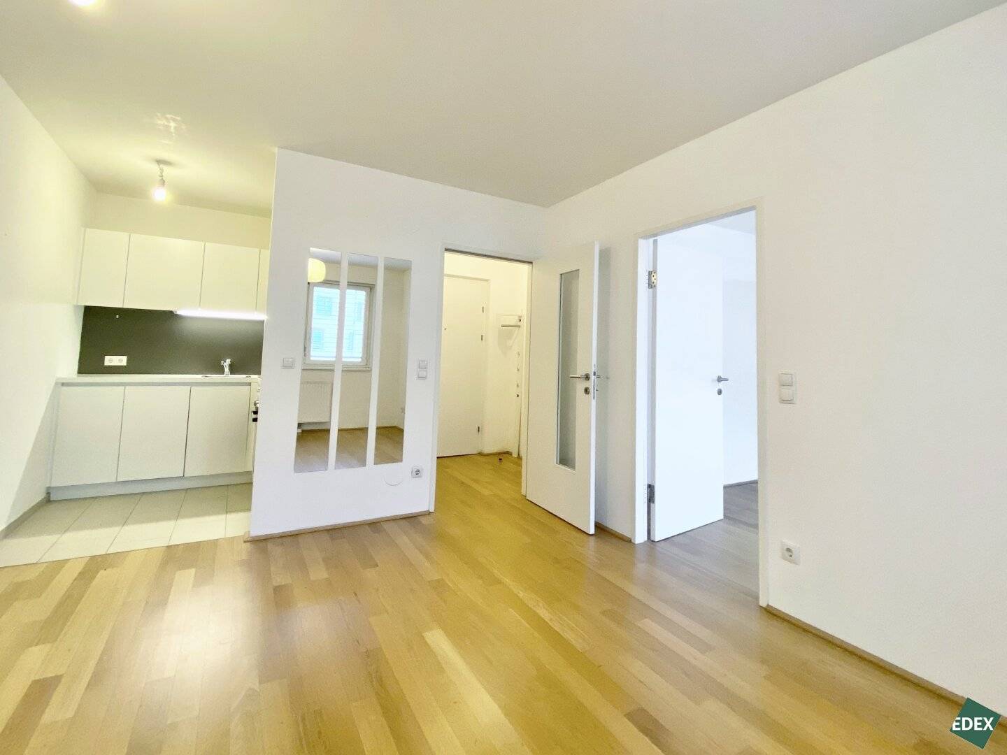 Beautiful 2-room apartment with green view near the main station