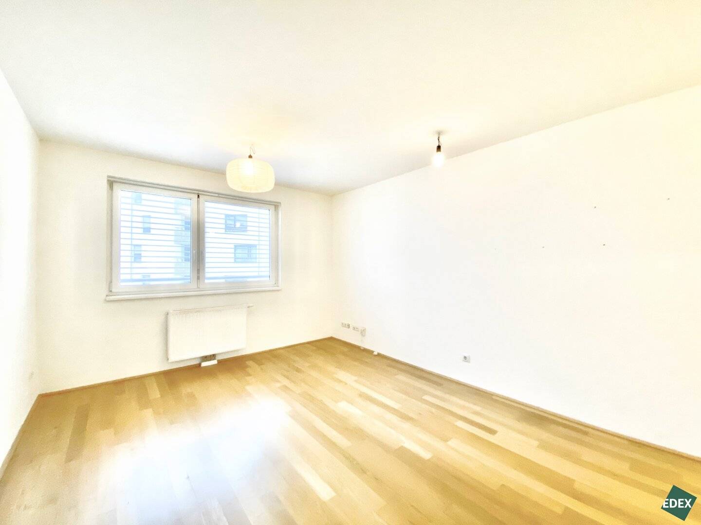 Beautiful 2-room apartment with green view near the main station