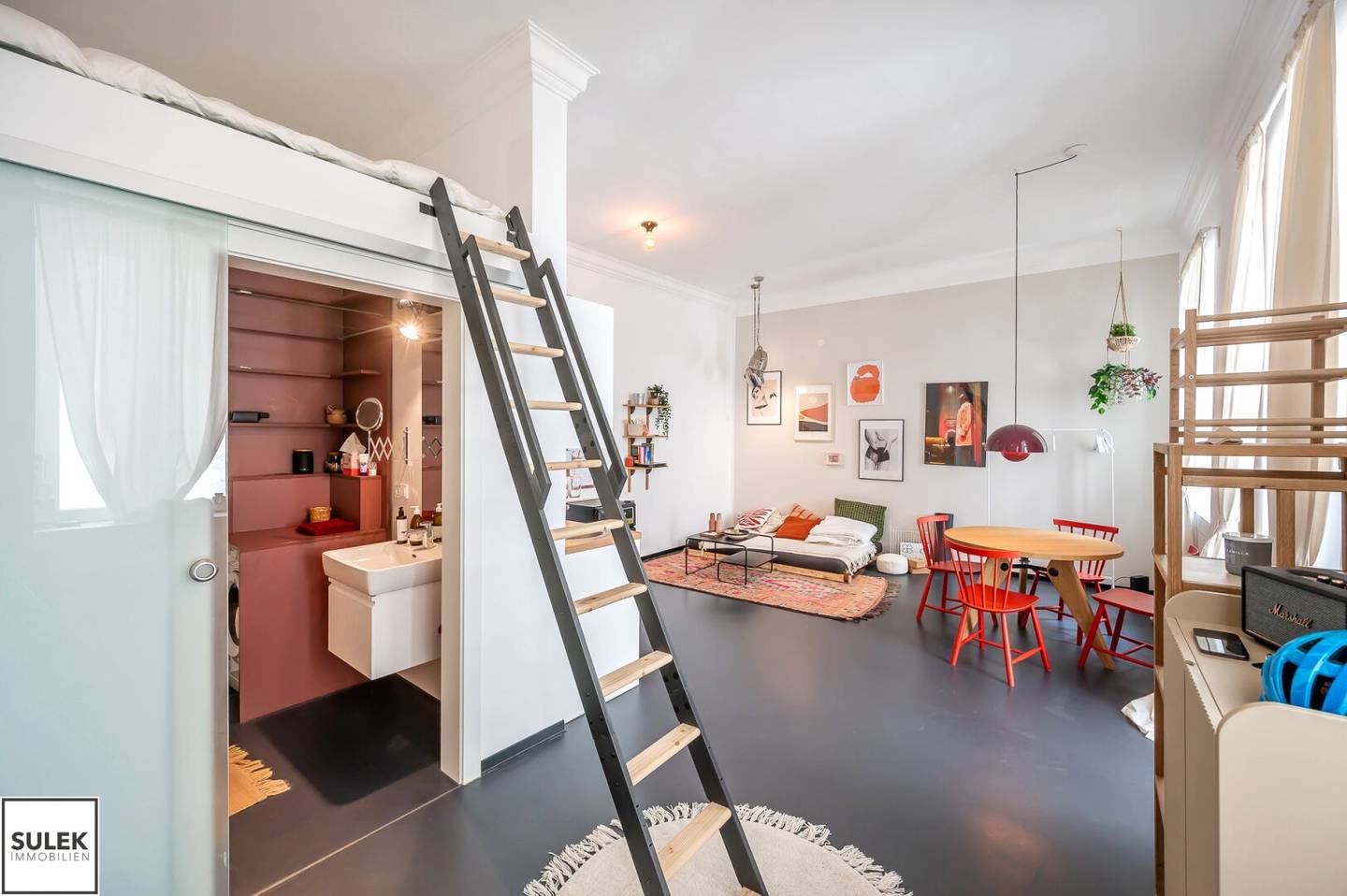 Apartment with balcony and high ceilings