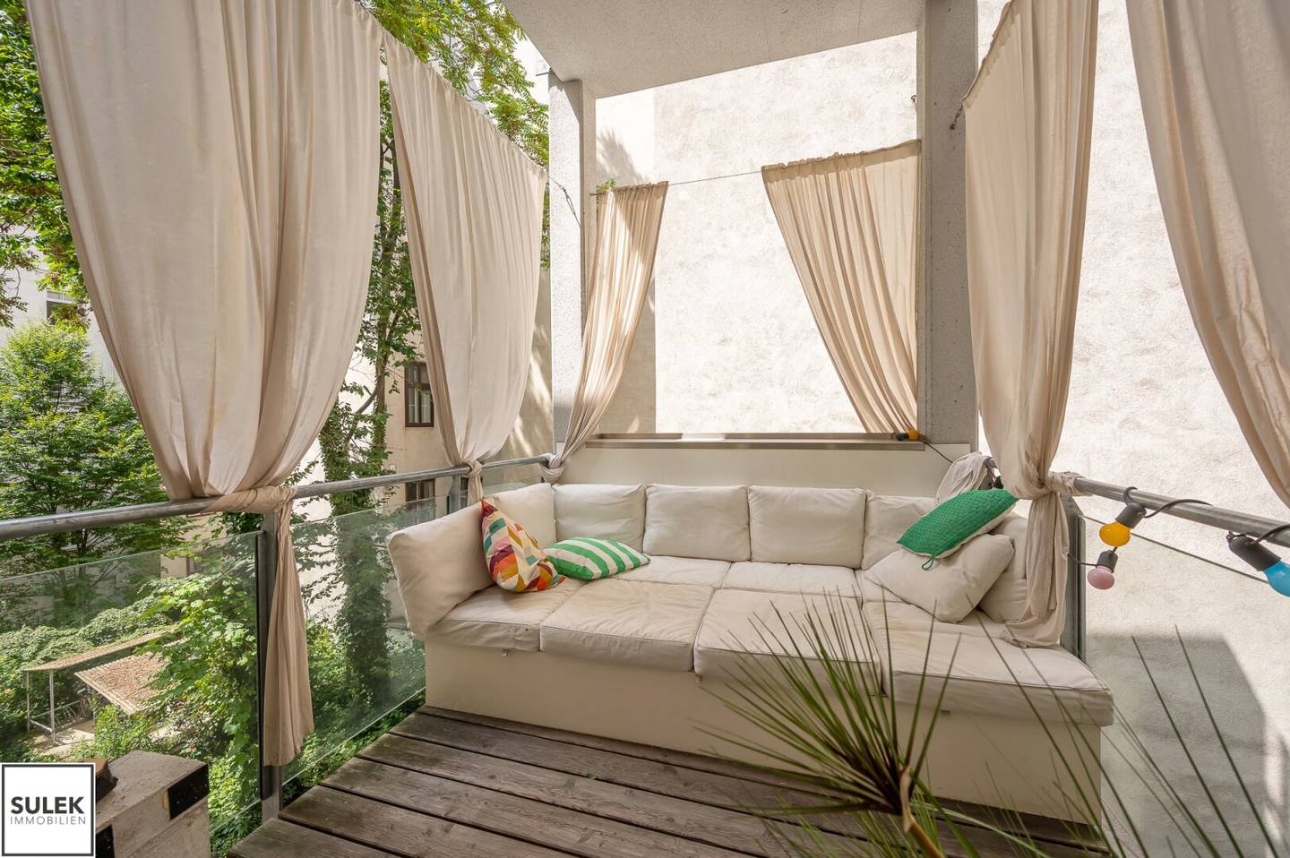 Apartment with balcony and high ceilings