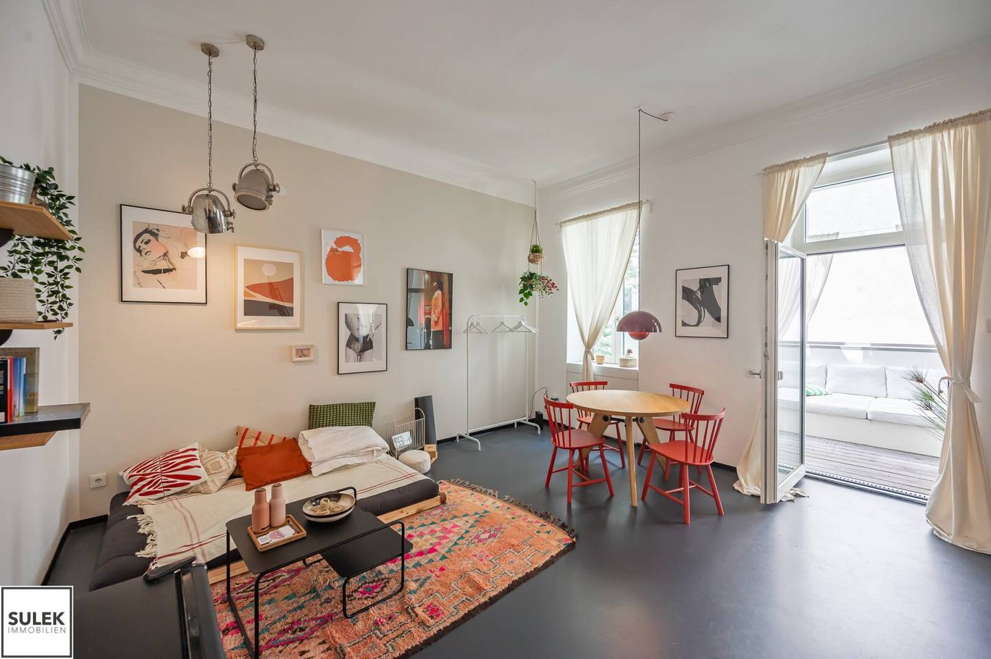 Apartment with balcony and high ceilings