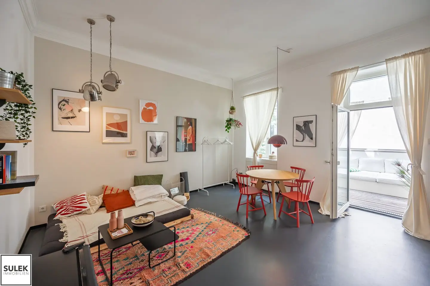 Apartment with balcony and high ceilings