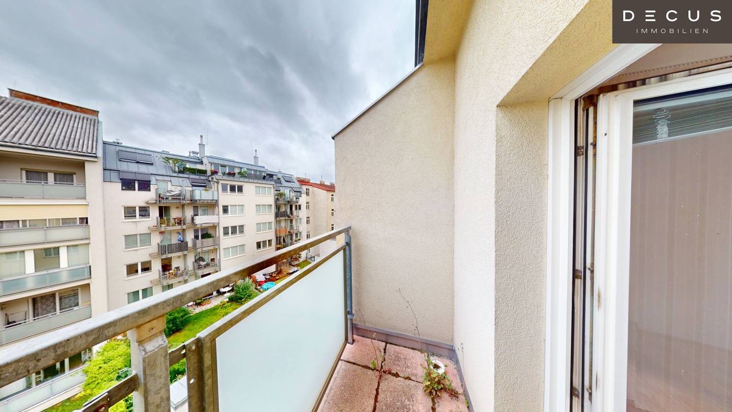 Attic apartment with west terrace and lift