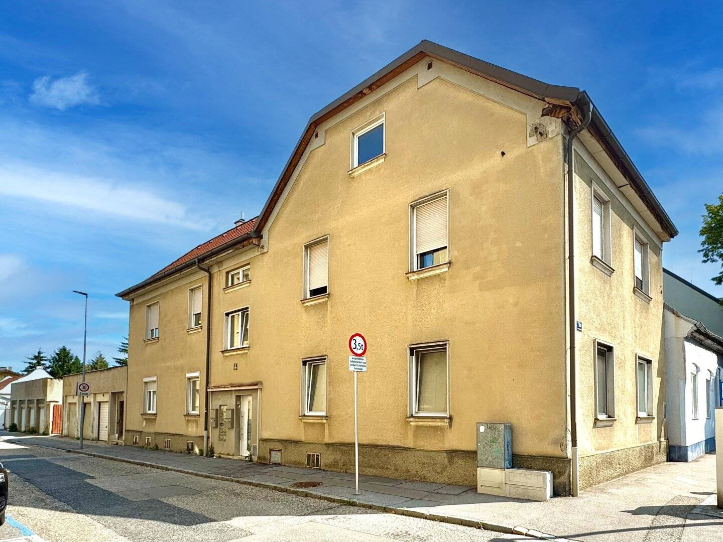 Investment Property Stockerau with 4 Units & 8 Garages