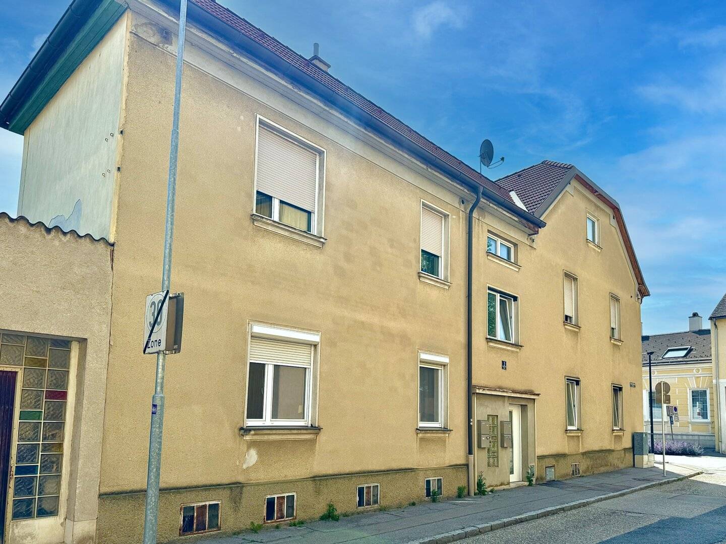 !! AKTIONSVERLÄNGERUNG !! Zinshaus mit viel Potential I 8 Garagen I 4 Wohneinheiten I zentrale Lage I 5 Gehminuten zum Rathausplatz I