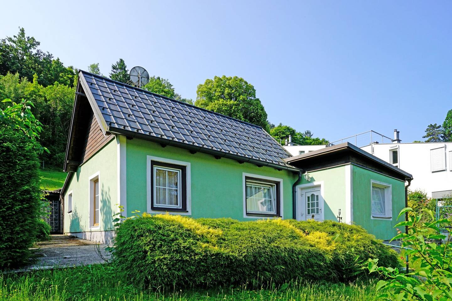 Süßes Haus auf großem Grund in Top-Aussichtslage
