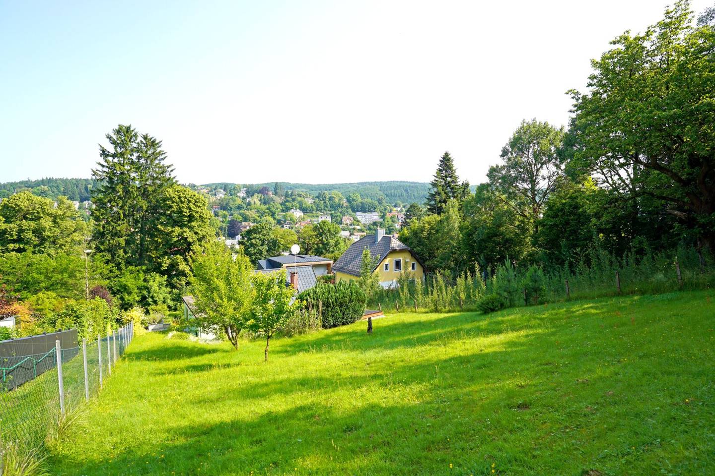 Großes Grundstück in Top-Aussichtslage mit gut vermietbarem Häuschen