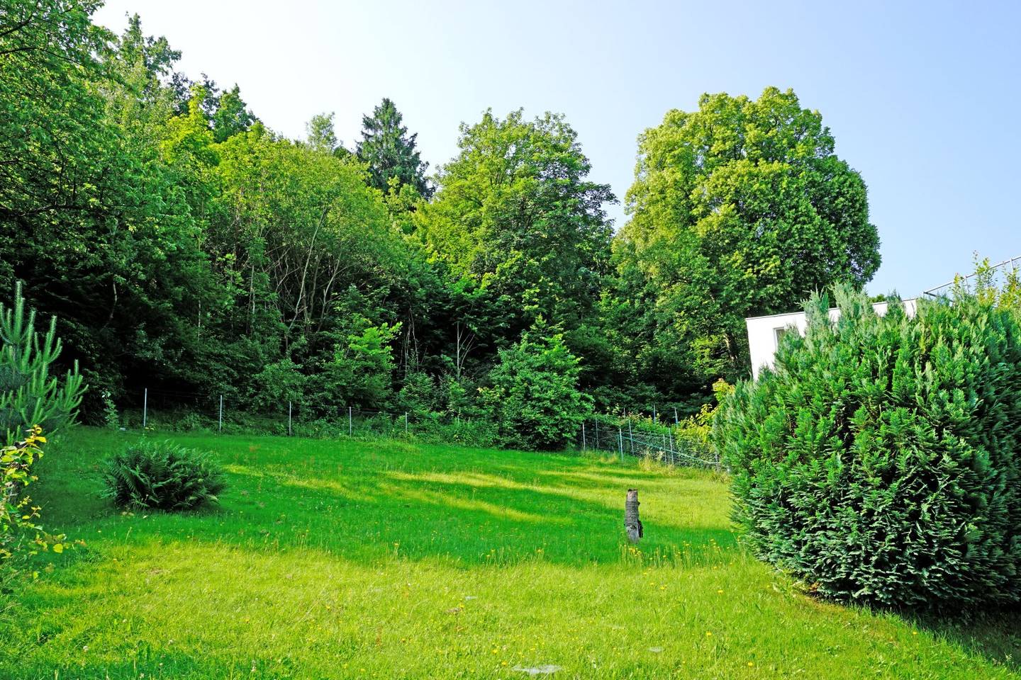 Großes Grundstück in Top-Aussichtslage mit gut vermietbarem Häuschen