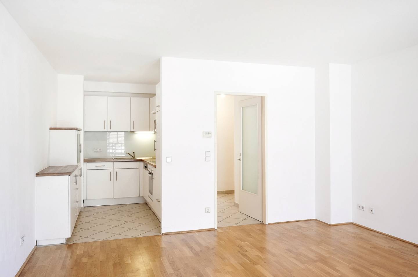 Old building apartment in a quiet location near park and U4 U6