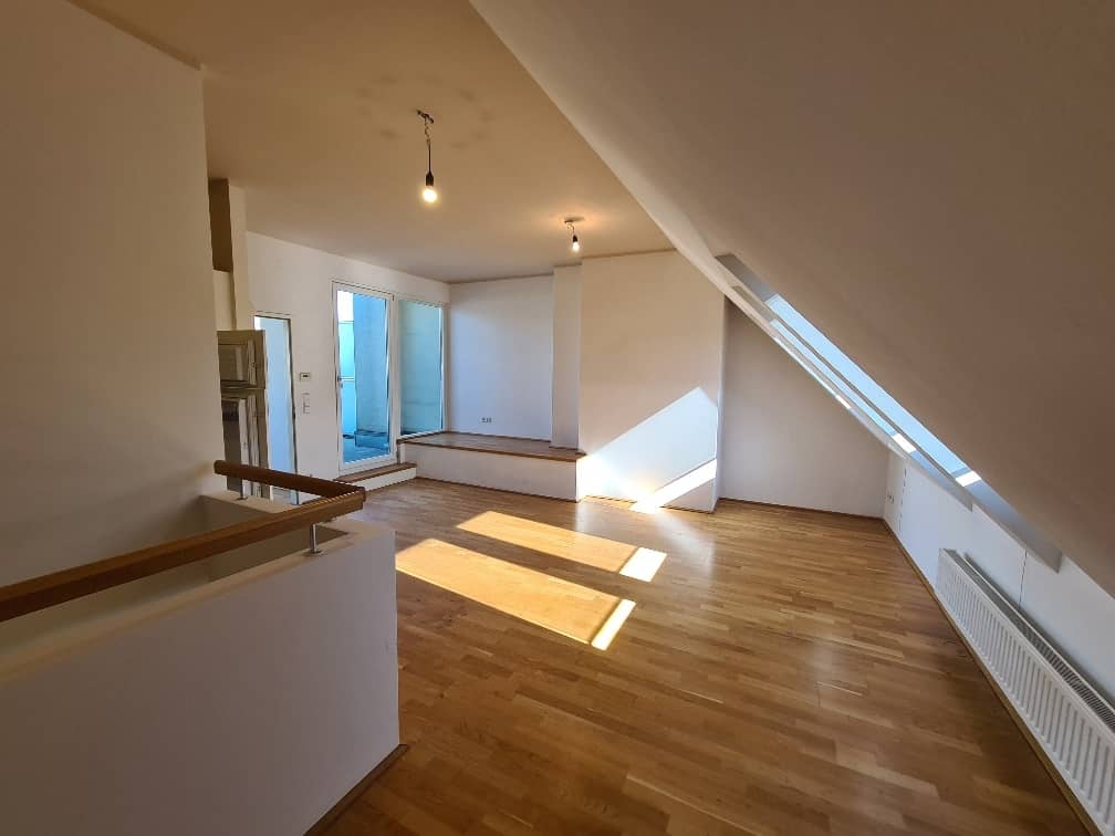 Top floor apartment with courtyard terrace quiet location
