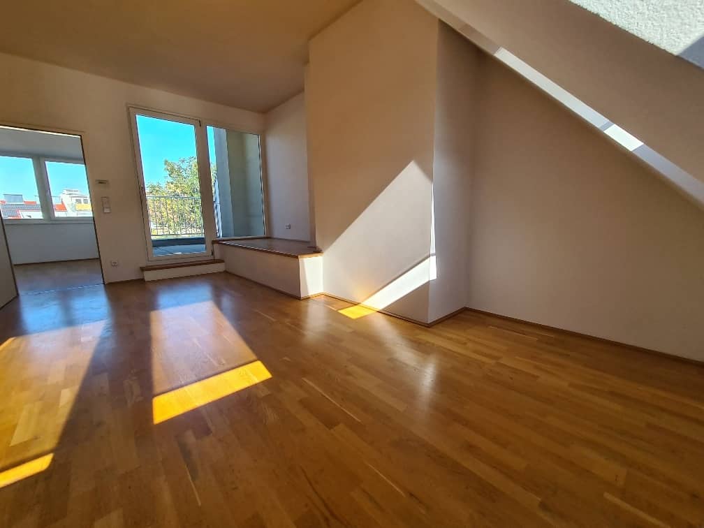 Top floor apartment with courtyard terrace quiet location