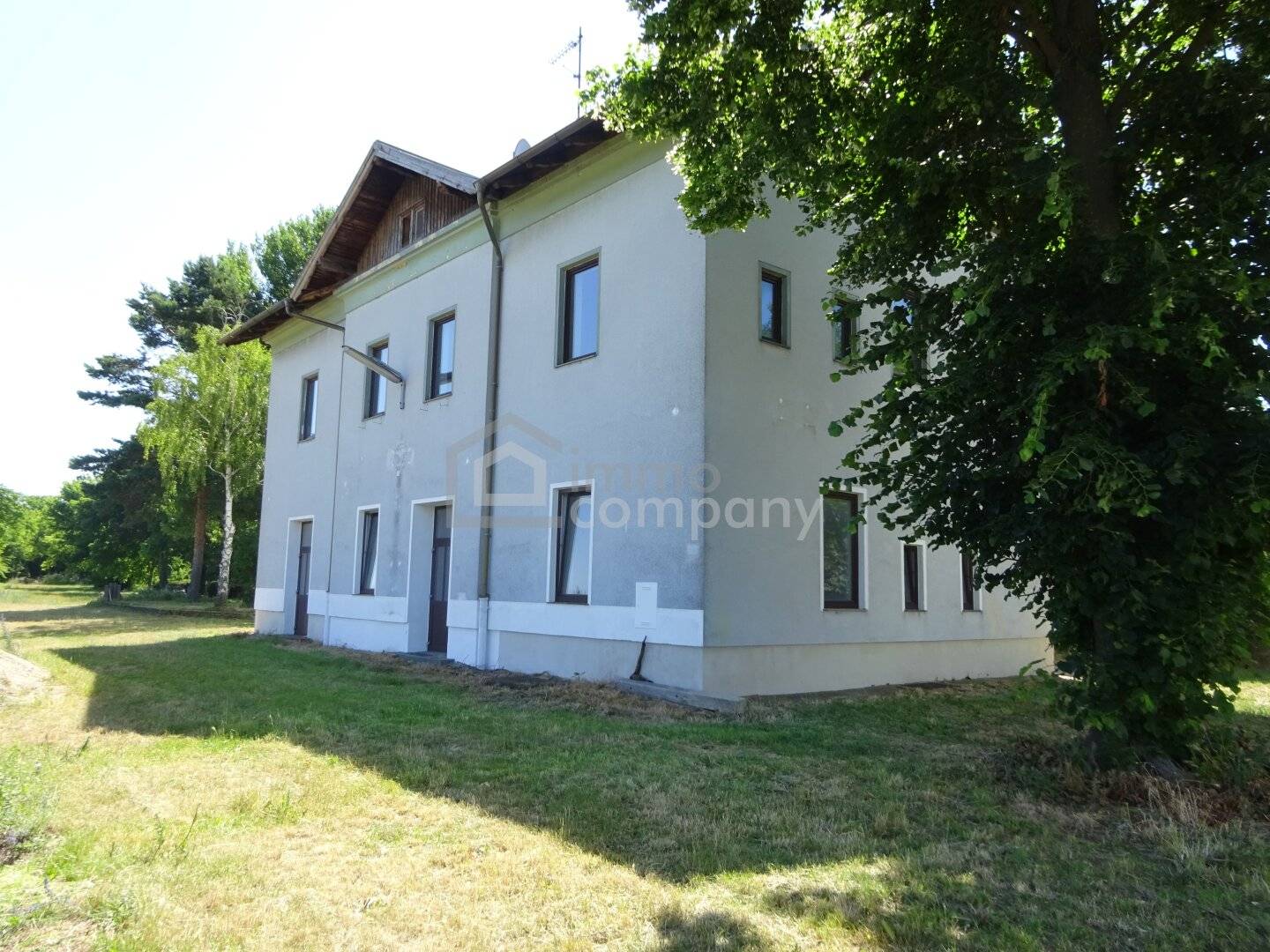 Unique opportunity. Station building with over 10,000 m² plot','de':'Einmalige Gelegenheit. - Bahnhofsgebäude mit über 10.000m² Grundstück!!!'