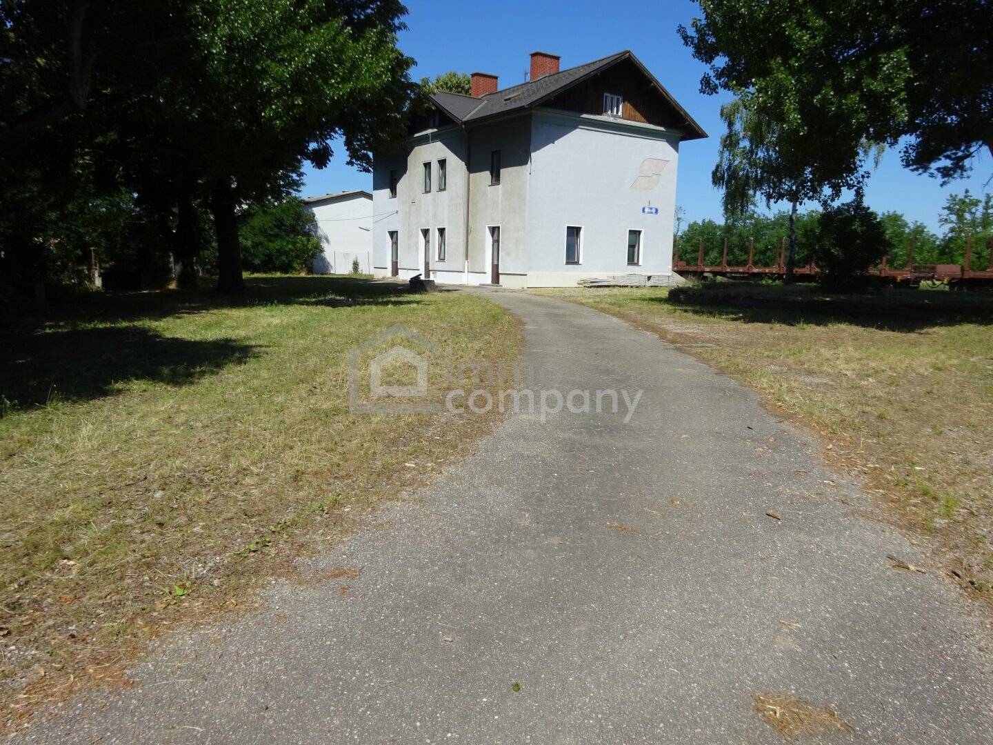 Unique opportunity. Station building with over 10,000 m² plot','de':'Einmalige Gelegenheit. - Bahnhofsgebäude mit über 10.000m² Grundstück!!!'