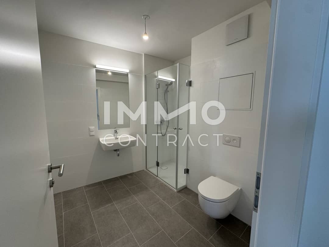 Top floor apartment near U1 Kagraner Platz private outdoor space