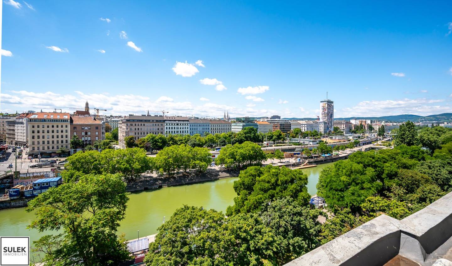 First occupancy after complete renovation with distant view (Donaukanal, St. Stephen's Cathedral, ...): 3 rooms + kitchen - rent including heating costs!