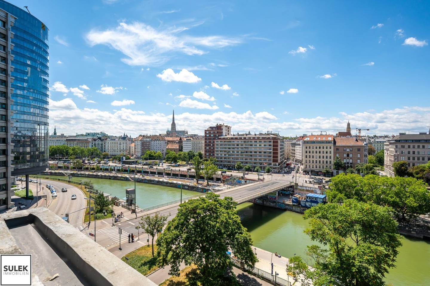 First occupancy after complete renovation with distant view (Donaukanal, St. Stephen's Cathedral, ...): 3 rooms + kitchen - rent including heating costs!
