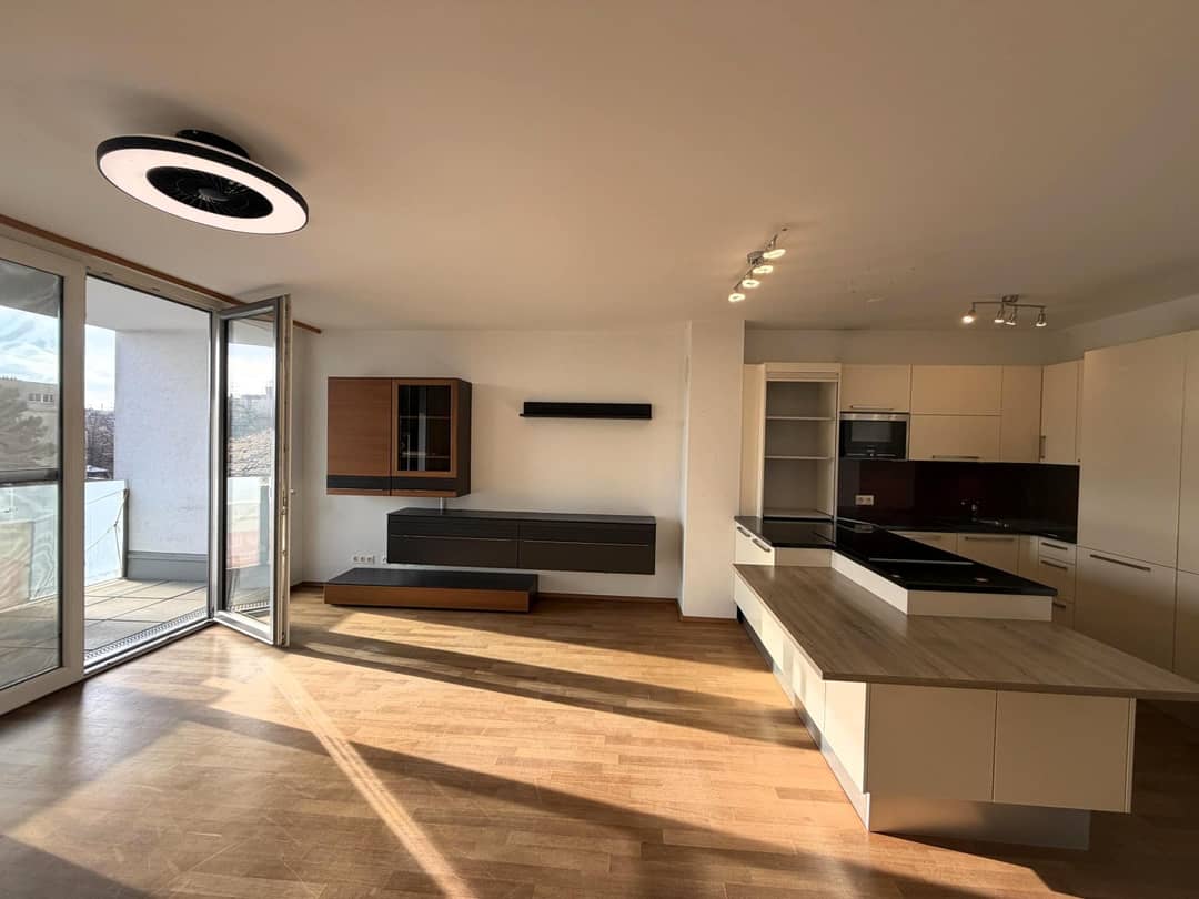 Apartment with loggia and underground parking near the Danube