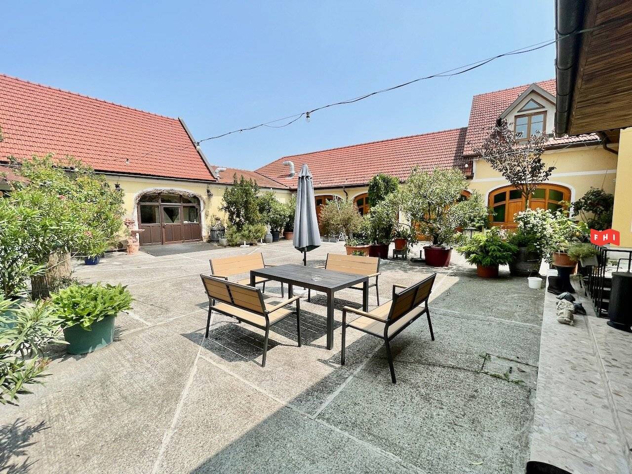 Traditional four-sided farmstead with 2 residential houses, ideal for room rental, wine tavern and farm shop, shared practice near Stift Göttweig by Krems
