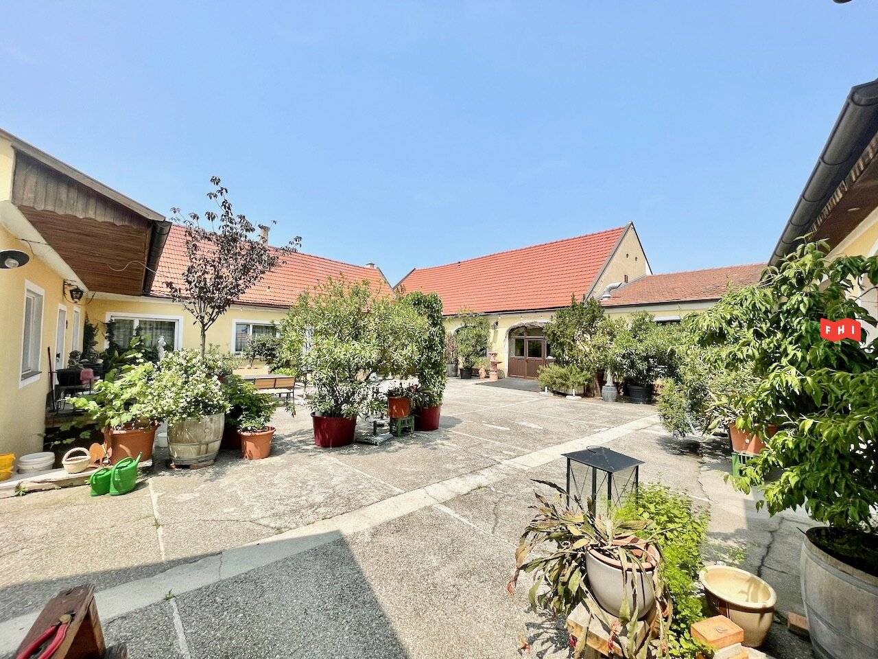 Traditional four-sided farmstead with 2 residential houses, ideal for room rental, wine tavern and farm shop, shared practice near Stift Göttweig by Krems