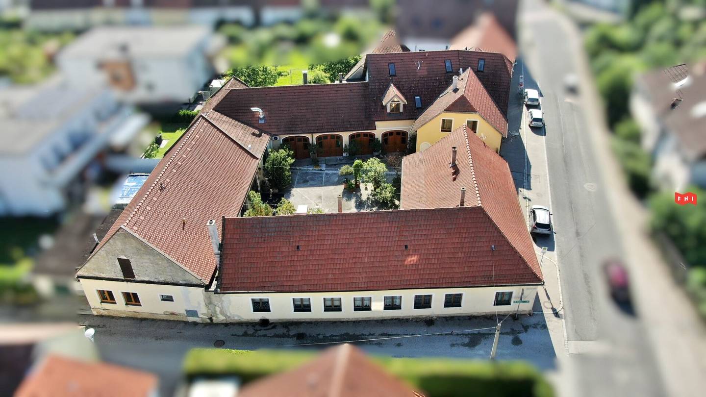 Traditional four-sided farmstead with 2 residential houses, ideal for room rental, wine tavern and farm shop, shared practice near Stift Göttweig by Krems