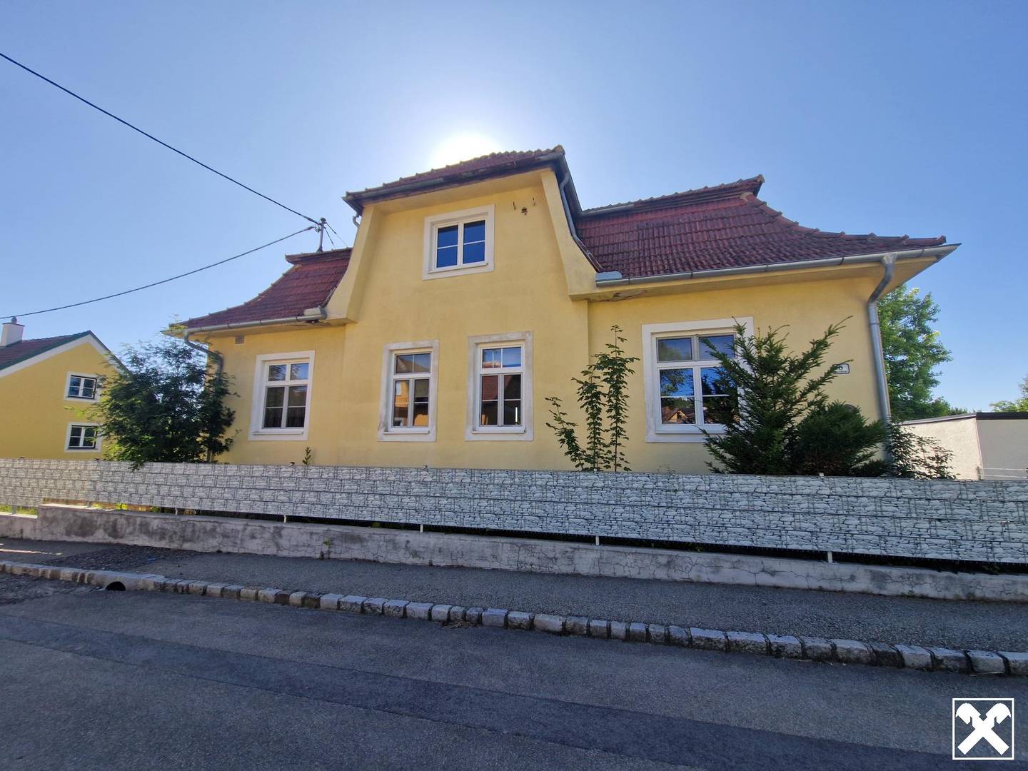 SANIERUNGSBEDÜRFTIGES, CHARMANTES LANDHAUS MIT TRAUMHAFTEM GARTEN IN ALLERBESTER, RUHIGER WOHN-, RUHE- UND ZENTRUMSLAGE VON MAISSAU