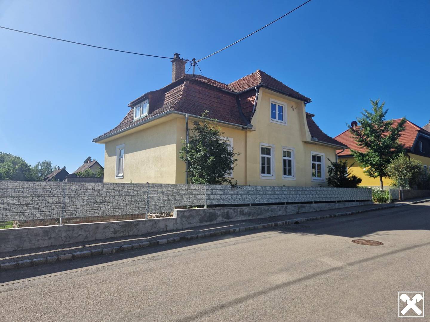 SANIERUNGSBEDÜRFTIGES, CHARMANTES LANDHAUS MIT TRAUMHAFTEM GARTEN IN ALLERBESTER, RUHIGER WOHN-, RUHE- UND ZENTRUMSLAGE VON MAISSAU