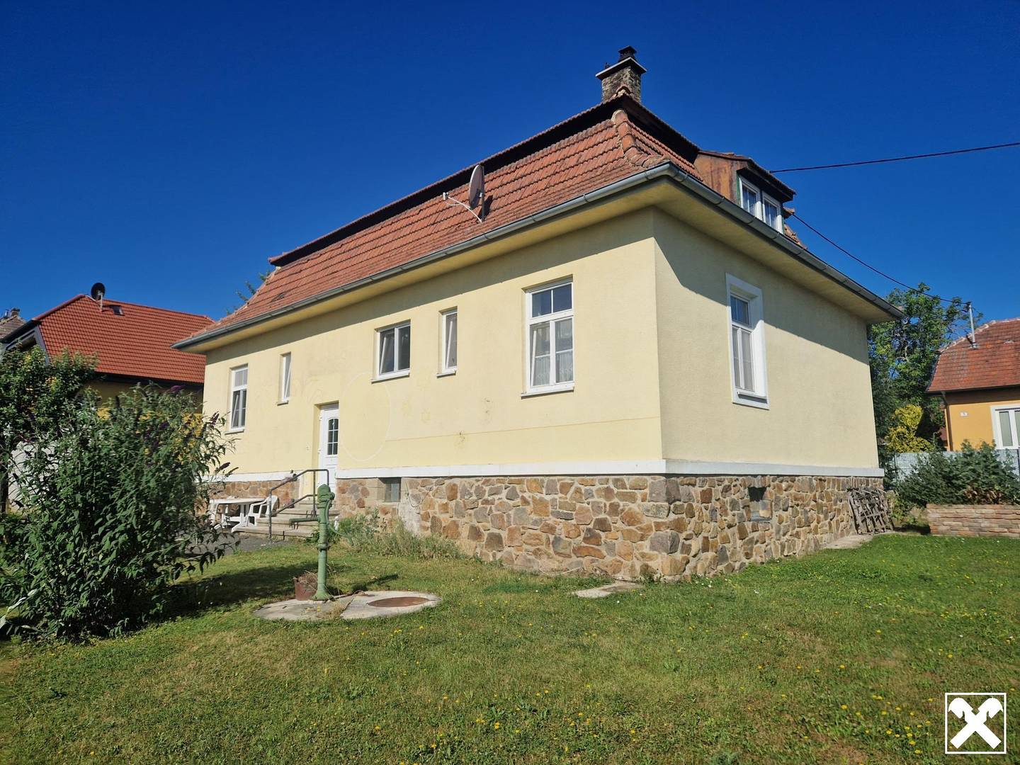 SANIERUNGSBEDÜRFTIGES, CHARMANTES LANDHAUS MIT TRAUMHAFTEM GARTEN IN ALLERBESTER, RUHIGER WOHN-, RUHE- UND ZENTRUMSLAGE VON MAISSAU