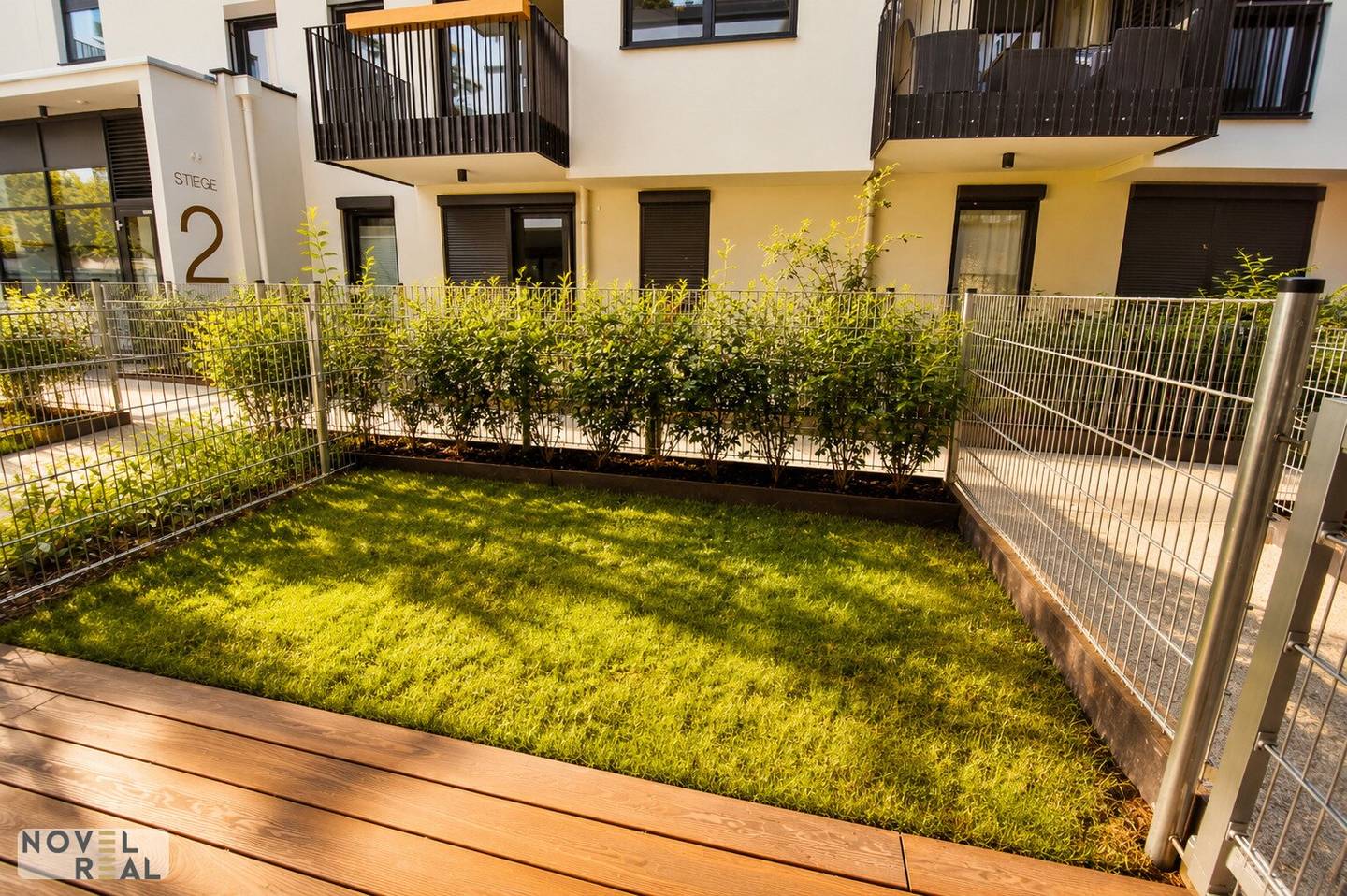 Apartment with garden and rooftop terrace in quiet courtyard