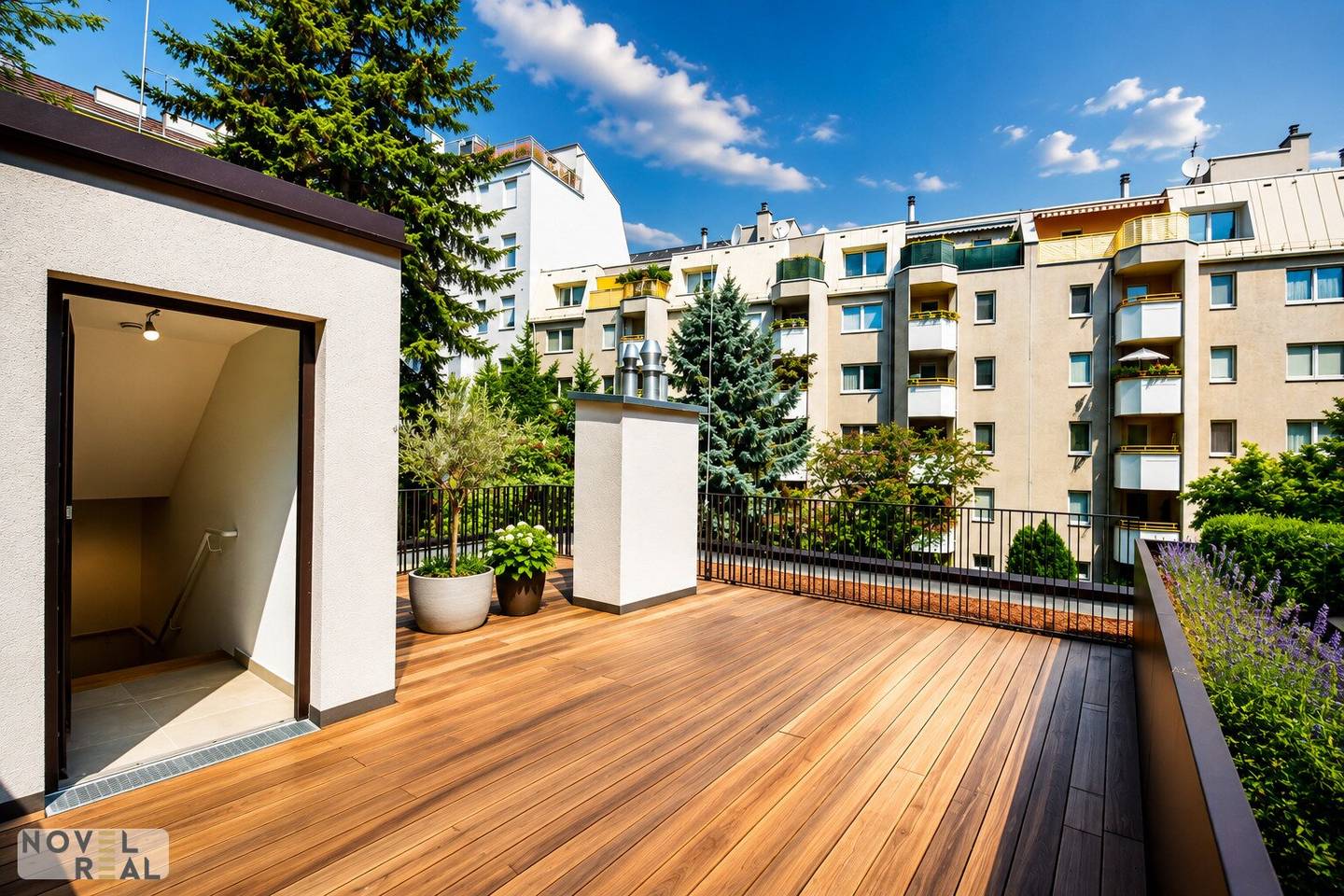 Apartment with garden and rooftop terrace in quiet courtyard
