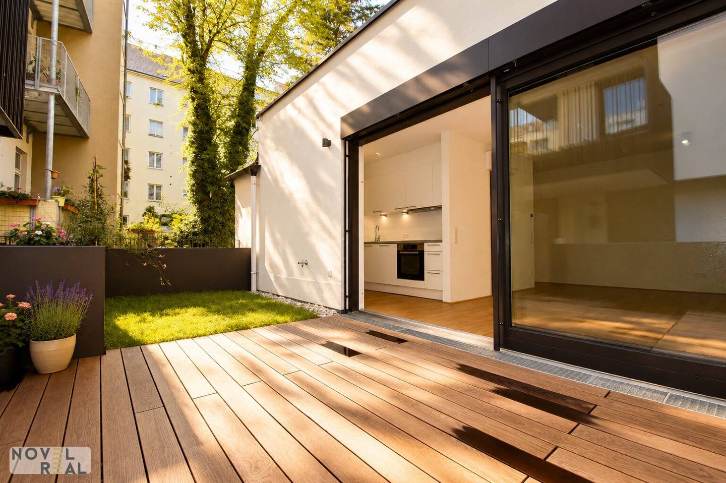 Apartment with garden and rooftop terrace in quiet courtyard
