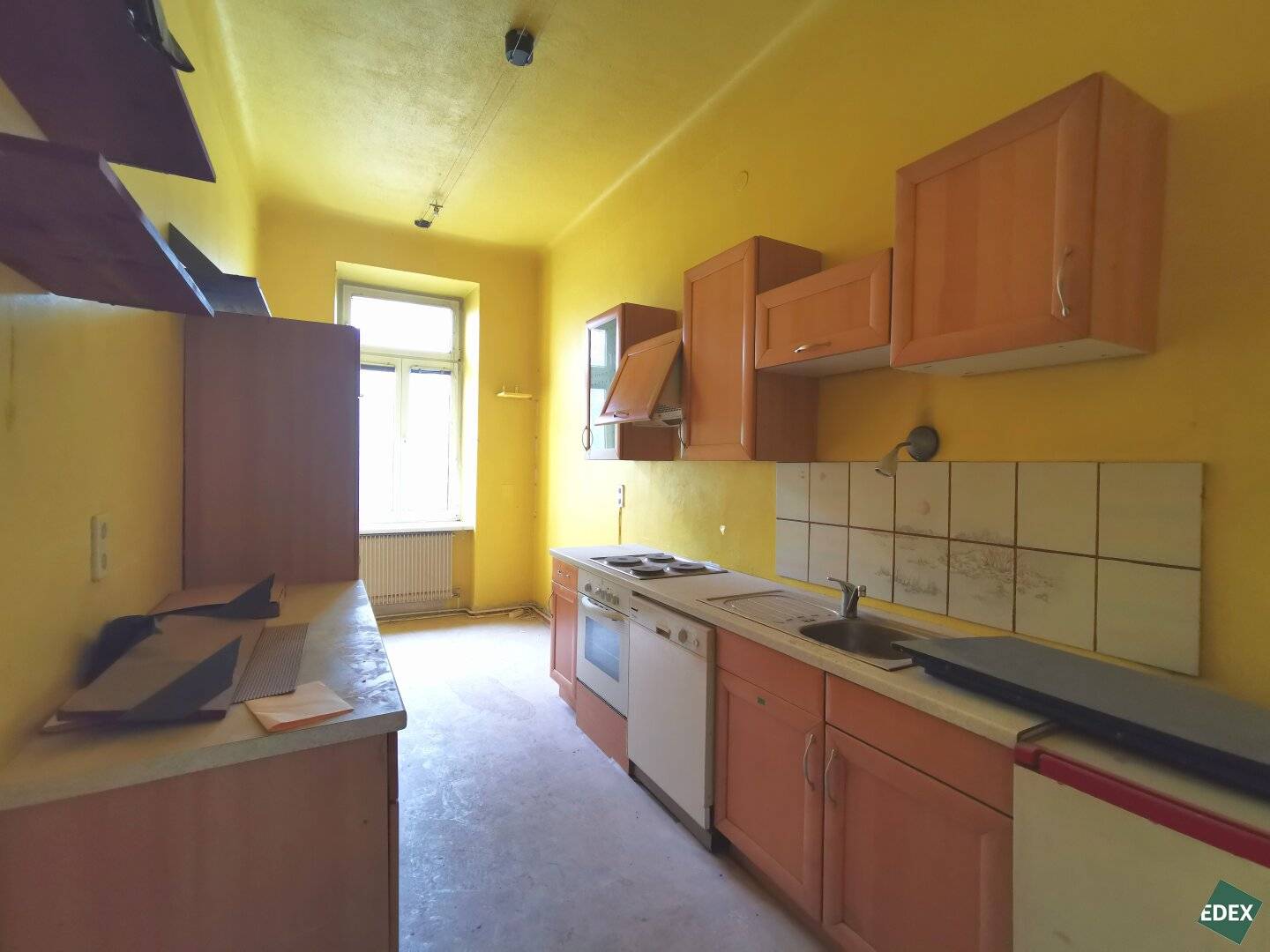 Renovation needed 3-room apartment directly on the U3 in Vienna
