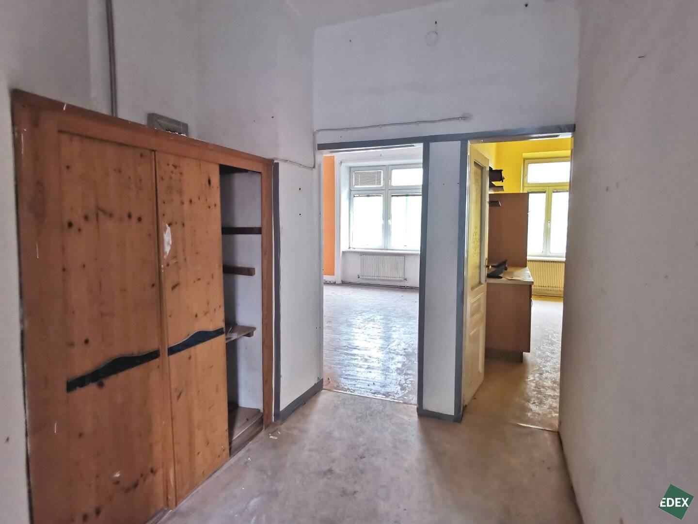 Renovation needed 3-room apartment directly on the U3 in Vienna